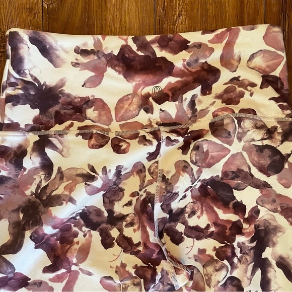 BALANCE Women’s Purple White Floral Capri Cropped Leggings Size Medium - Picture 8 of 11